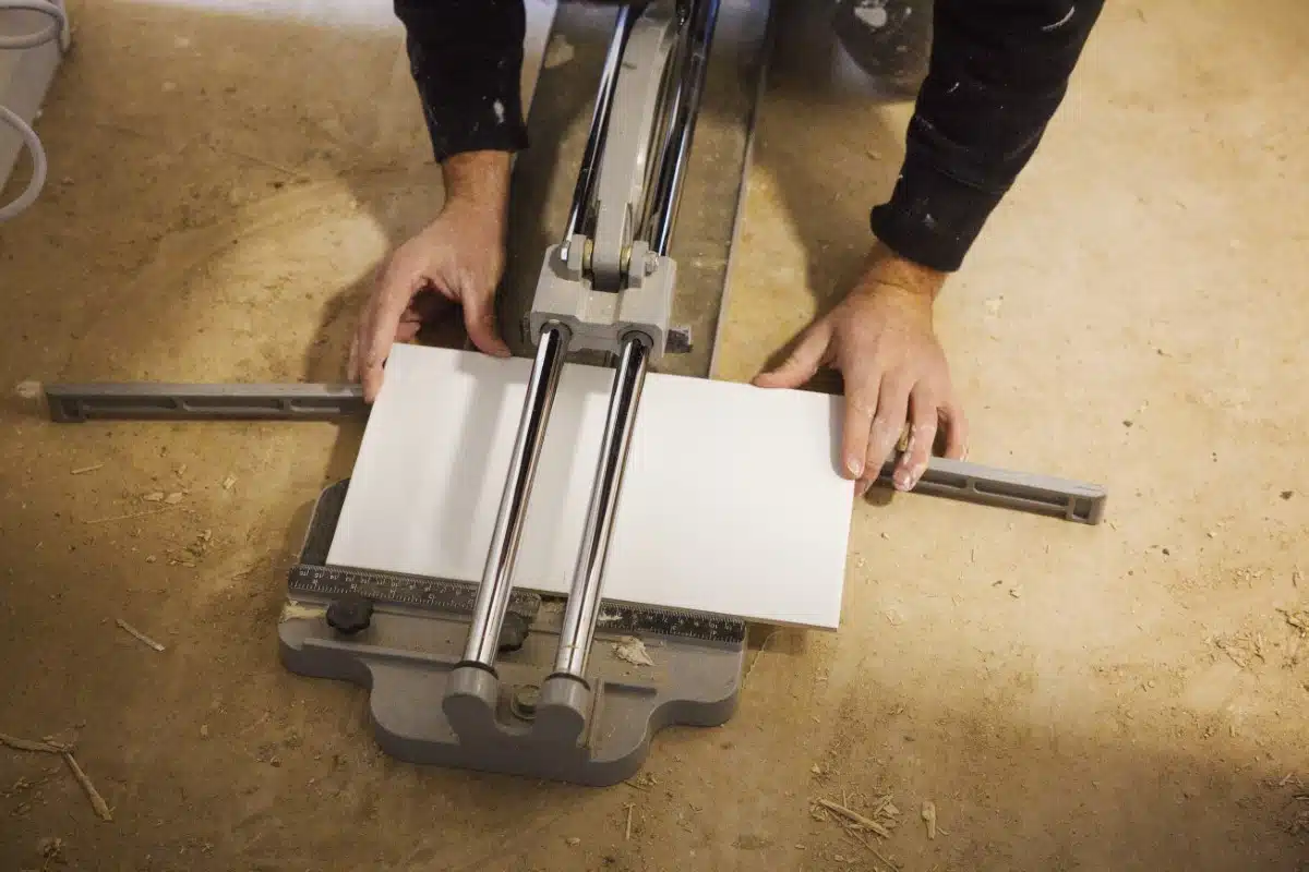 couteau-a-carrelage-pour-les-projets-DIY