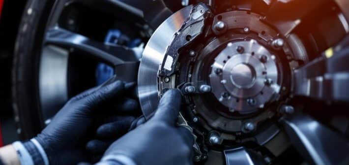 découvrez quand et pourquoi il est essentiel de vérifier les disques de freins de votre tesla model y pour assurer une sécurité optimale et des performances durables.