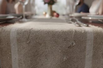 découvrez les matériaux idéaux pour créer un chemin de table festif et élégant, alliant style et convivialité pour sublimer votre décoration de table.