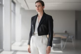 découvrez comment mélanger les textures dans un dress code noir et blanc pour créer un style unique et tendance, alliant élégance et originalité.