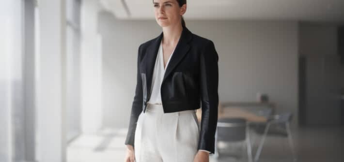 découvrez comment mélanger les textures dans un dress code noir et blanc pour créer un style unique et tendance, alliant élégance et originalité.