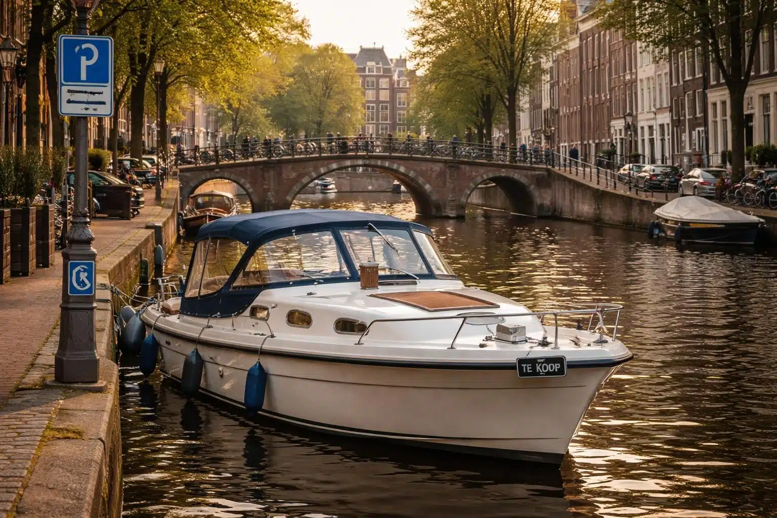 découvrez tout ce qu’il faut savoir sur l'achat d'un bateau à amsterdam : règles de navigation sur les canaux, stationnement et conseils pratiques pour naviguer en toute sécurité.